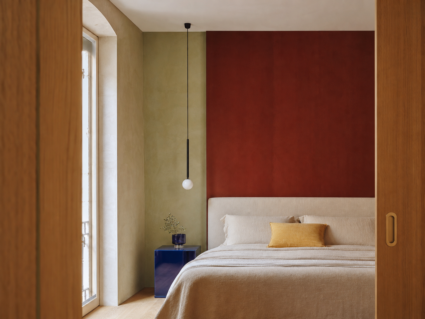 Camera da letto con testata rossa su misura